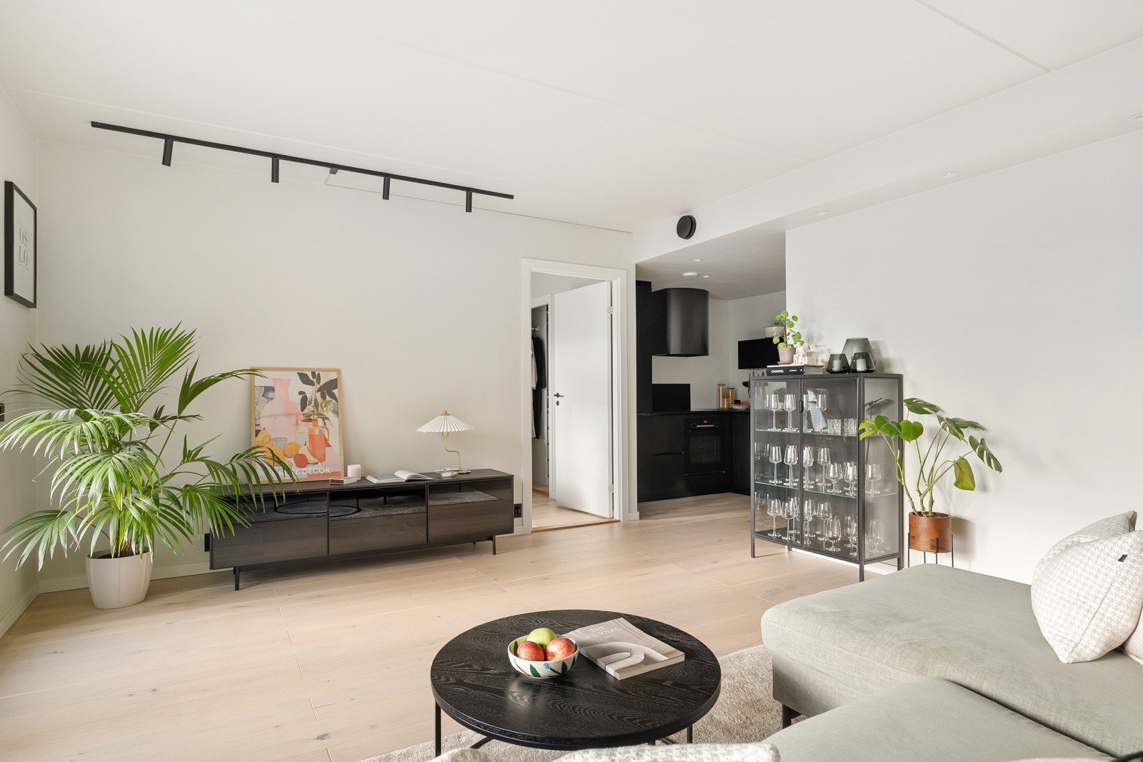 Flere kvalitetsmessige oppgraderinger, blant annet nymalte flater, nye gulv i samtlige rom, moderne kjøkken, oppgradert elektrisk anlegg, balansert ventilasjon og ny baderomsinnredning. Galleribilde