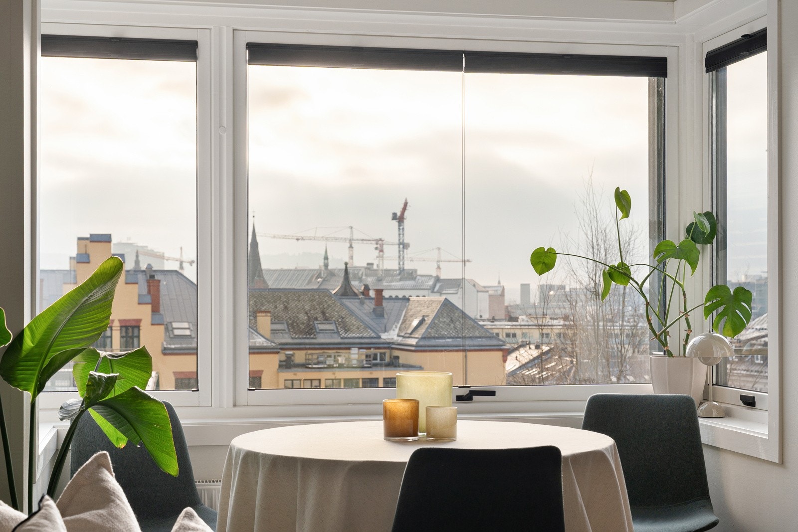 Beliggende i byggets 4. etasje får du en fantastisk utsikt over byen med solnedgang på kveldstid. Galleribilde