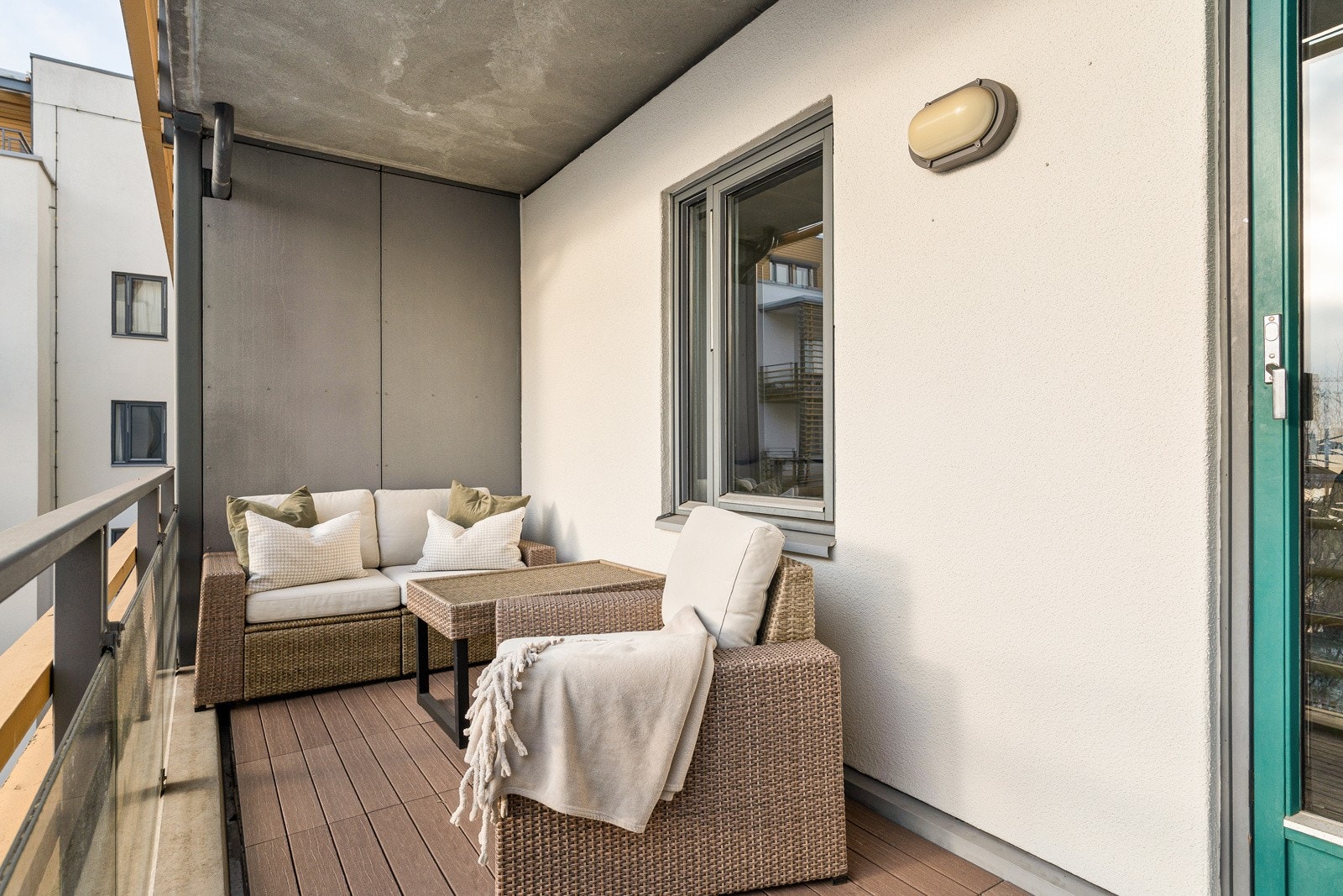 Svært gode solforhold fra når solen "står opp" om morgenen (~08:00 tiden) til tidlig ettermiddag (15:00 tiden) på sommeren. Direkte tilgang til tre felles takterrasser med sol hele dagen. Galleribilde