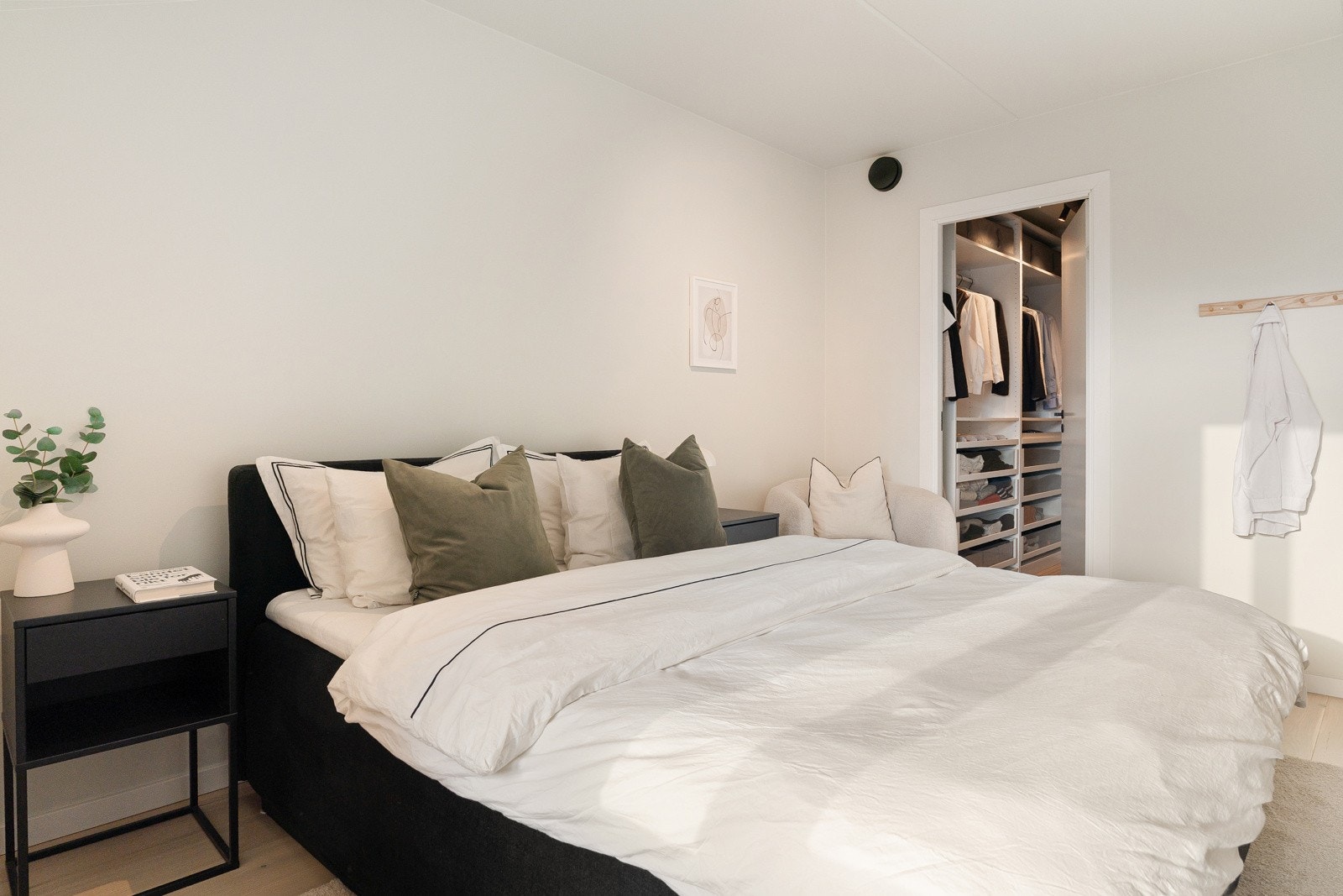 Rommet fungerer godt som privat sone i leiligheten, og planløsningen gjør det enkelt å innrede etter behov enten du prioriterer ekstra oppbevaring, en arbeidsplass eller en luftig romfølelse. Direkte adkomst til walk-in-closet fra hovedsoverom. Galleribilde