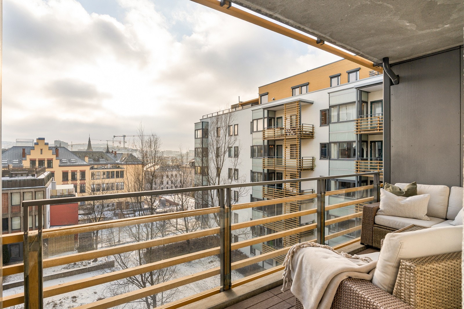 Tor Martin Tinderholt v/Privatmegleren Aksept har gleden av å ønske velkommen til denne lekre muligheten i Stensberggata 12! Galleribilde