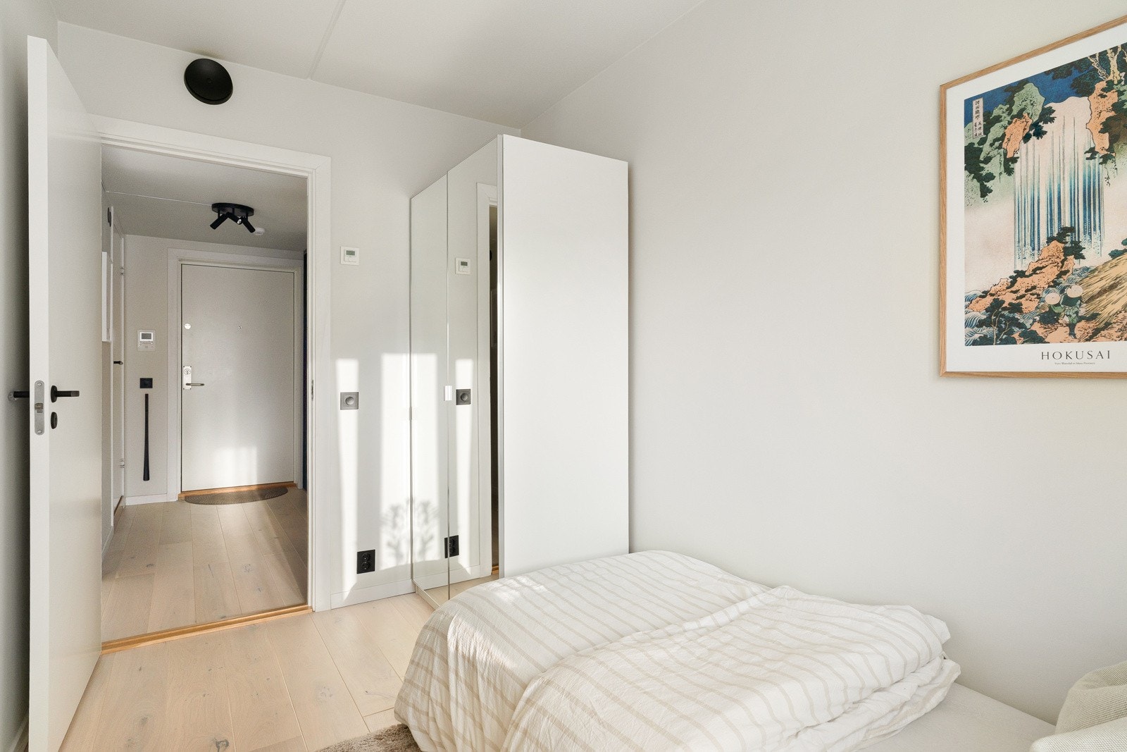 Dette rommet gjør leiligheten ekstra anvendelig og bidrar til en planløsning som fungerer like godt for én, to eller en liten familie. Galleribilde