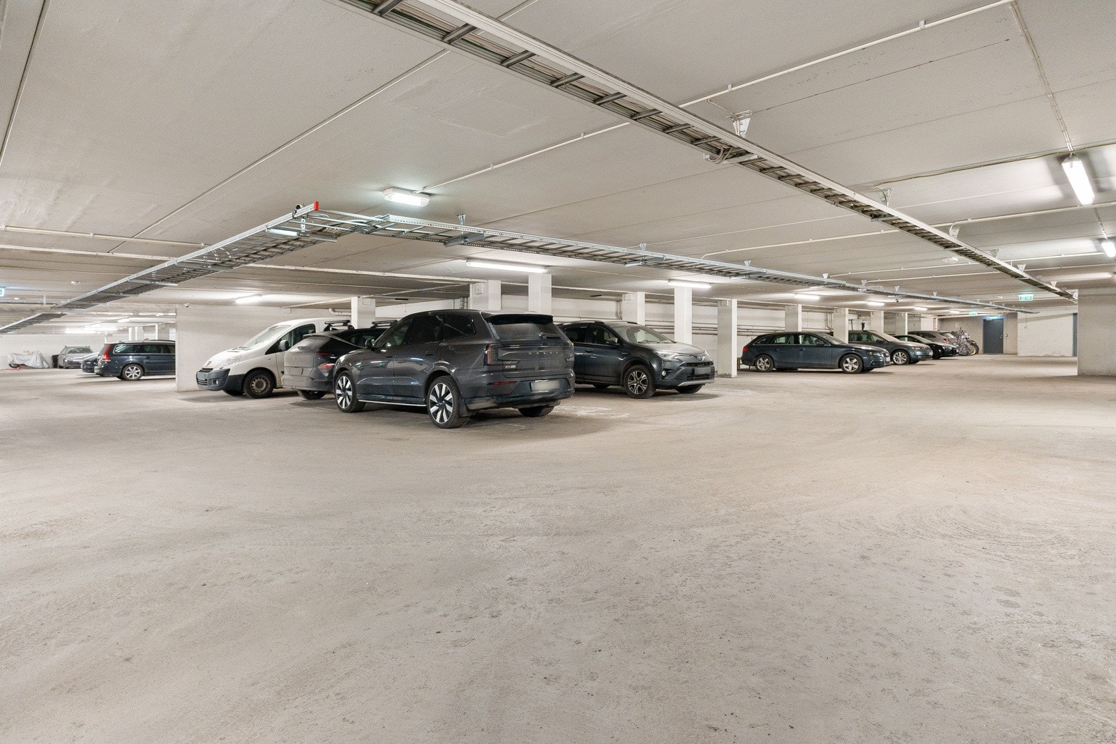 Boligen disponerer en god parkeringsplass i bygget. Det er ingen som kan parkere ved siden av, og det er meget lett og kjøre inn/ut, opplyser selger. Galleribilde