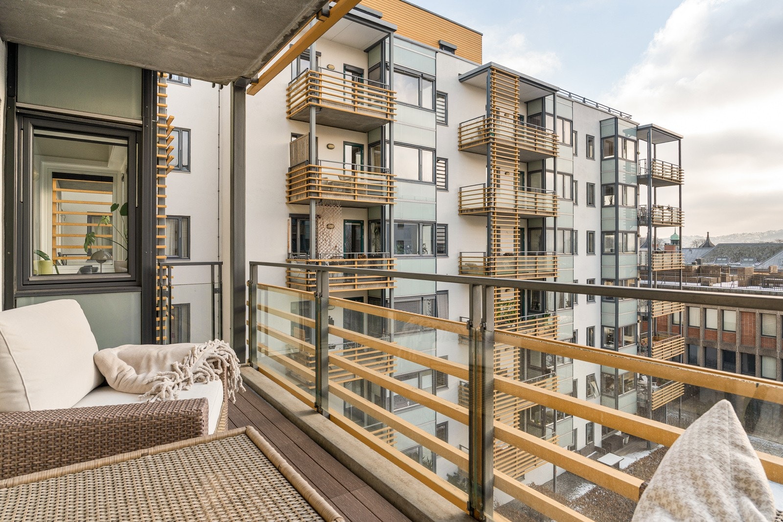 Fra stuen er det utgang til balkong som er målt til ca. 8,1 m², en tydelig forlengelse av oppholdsrommet i sommerhalvåret, med plass til utemøbler og en hyggelig uteplass i hverdagen. Galleribilde