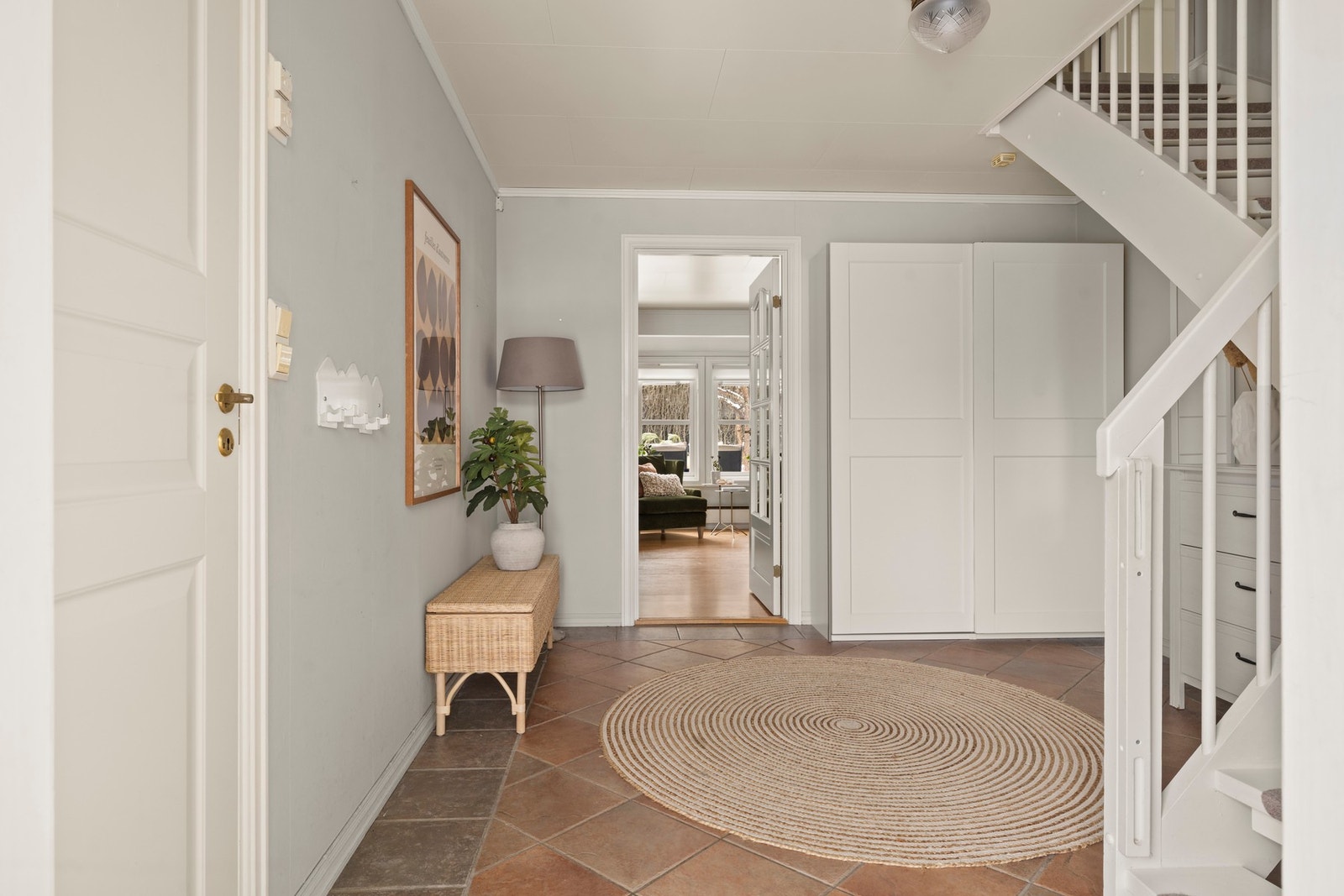 Stor og hyggelig entré med god plass til yttertøy og oppbevaring. Galleribilde