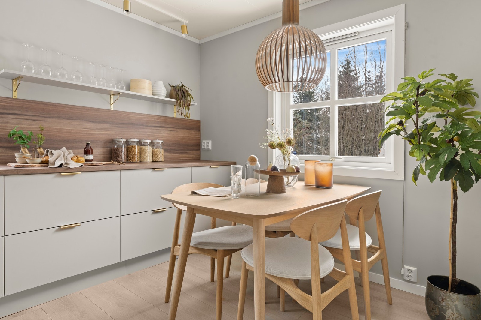 Det er plass til spisebord på kjøkkenet. Et praktisk og funksjonelt kjøkken med gjennomtenkte løsninger som gjør matlagingen både effektiv og hyggelig. Galleribilde