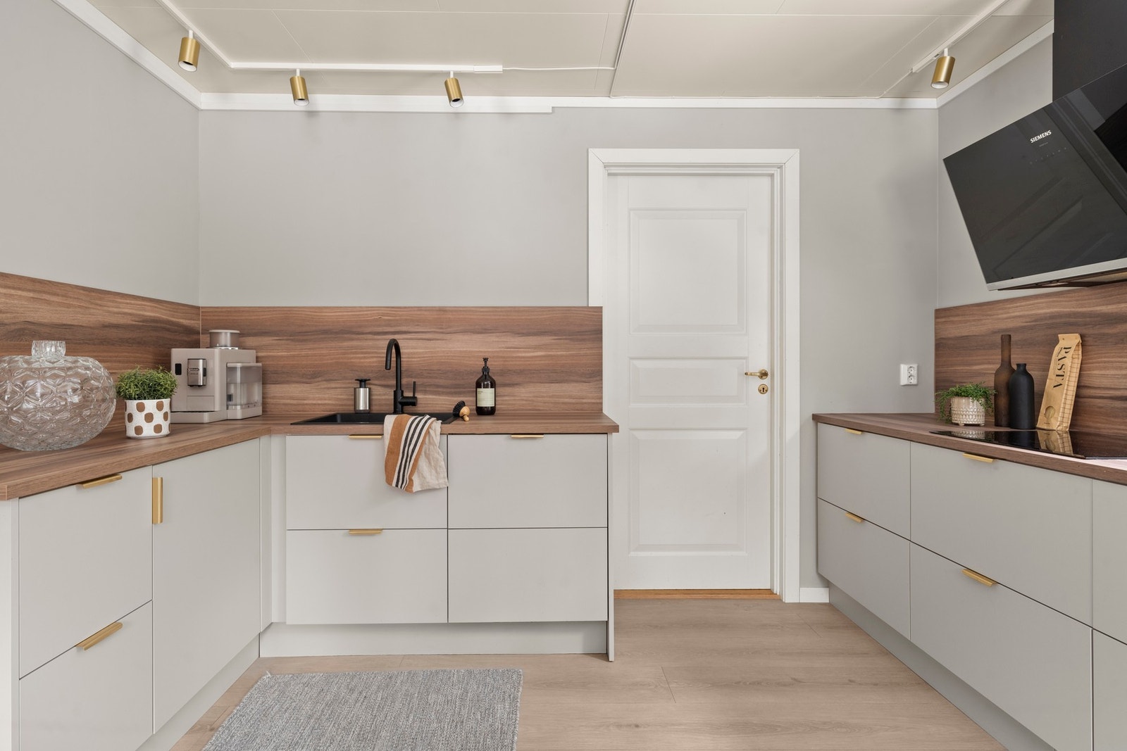 Benkeplaten i laminat gir et moderne uttrykk og er lett å holde ren. Rommet er godt utrustet med integrerte hvitevarer som kjøleskap, kjøl- og fryseskap, oppvaskmaskin, komfyr, induksjonstopp, mikro og vannstoppsystem. Galleribilde