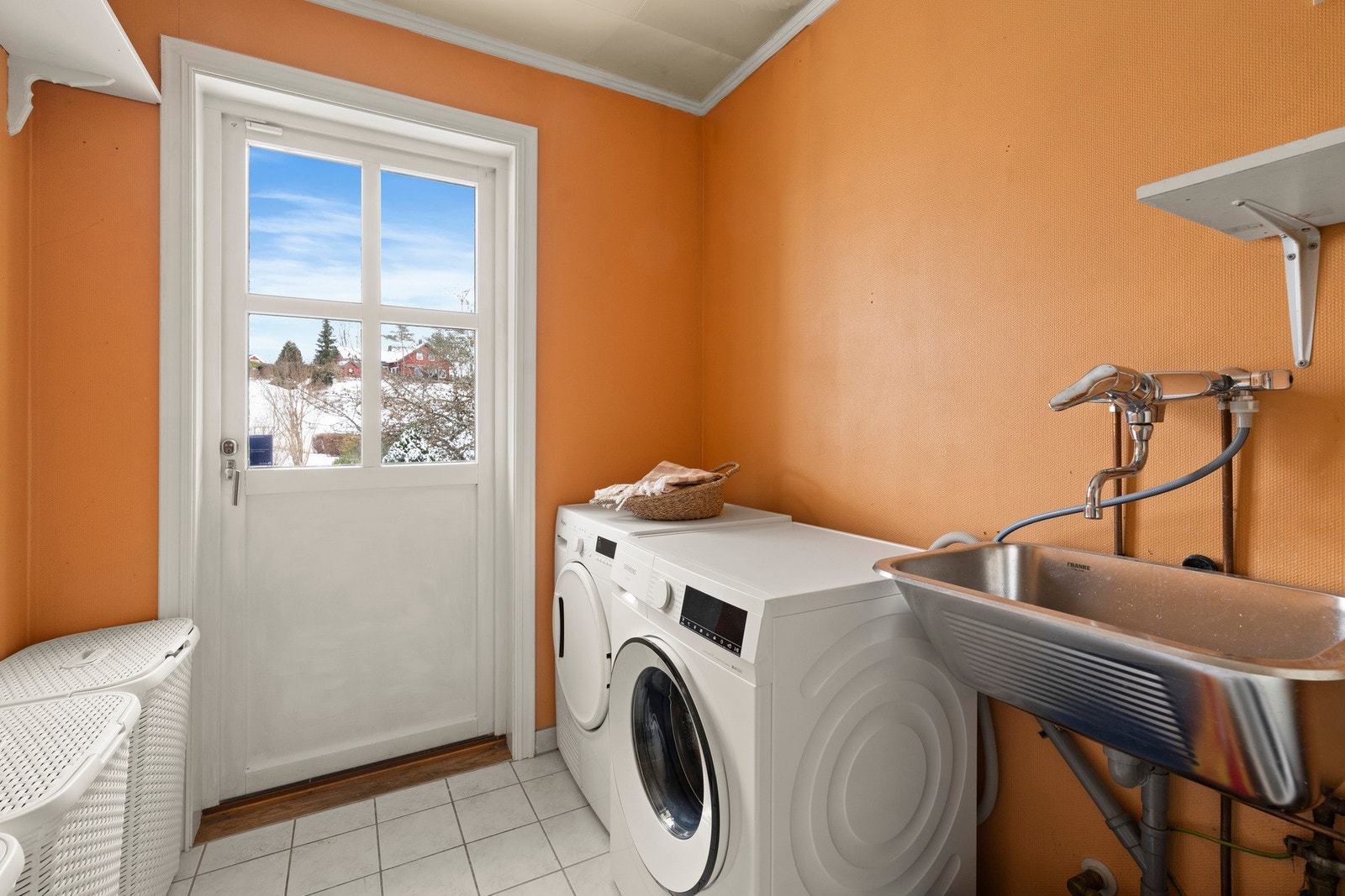 Praktisk vaskerom fra byggeår. Gulvet er flislagt og har elektriske varmekabler som gir en behagelig varme. Rommet er utstyrt med utslagsvask og opplegg for vaskemaskin. Galleribilde