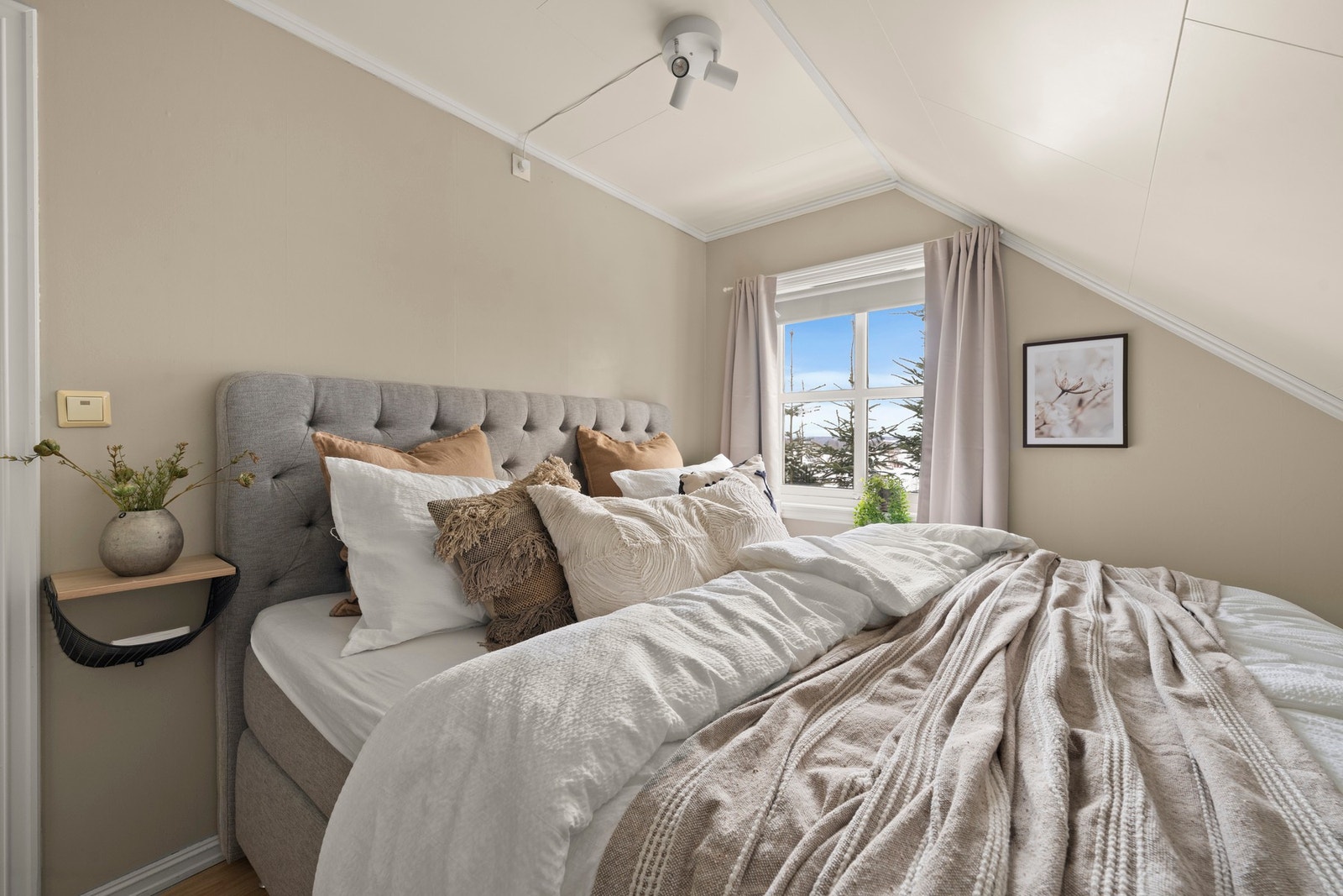 Soverom med plass til dobbeltseng, nattbord og kommode! Galleribilde