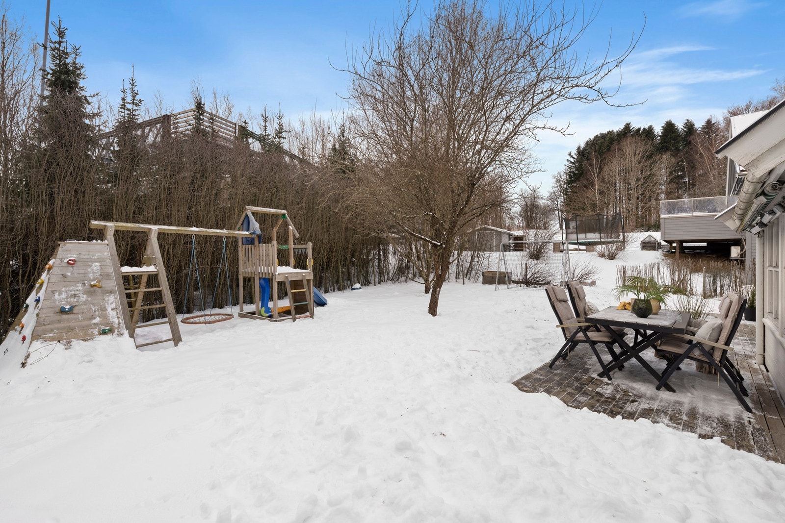 I hagen finner barna sitt eget lekestativ der de kan kose seg. Galleribilde