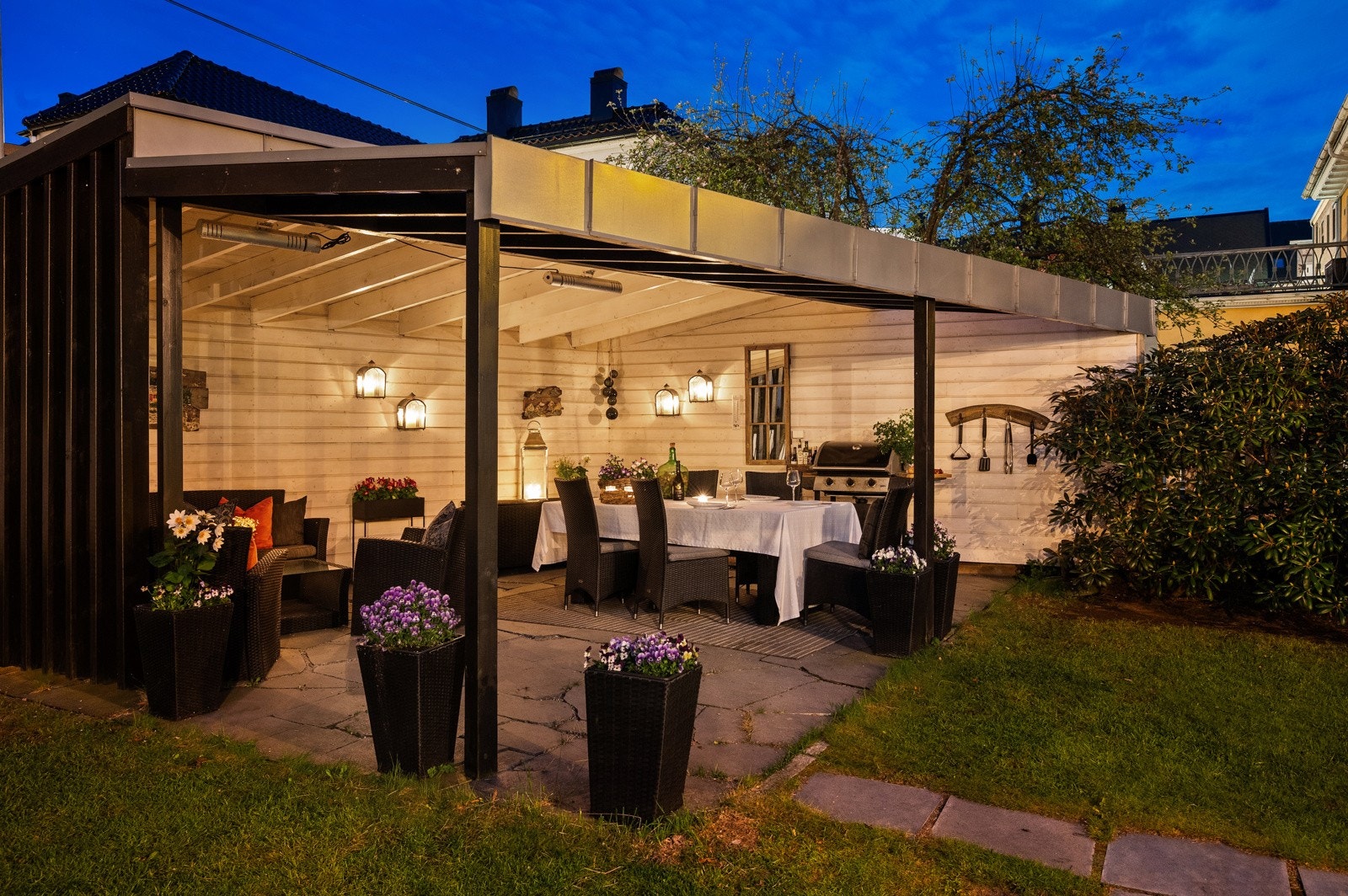 Uteplassene er innbydende. Her er det ikke tvil om at sommerkveldene kan bli lange. Galleribilde