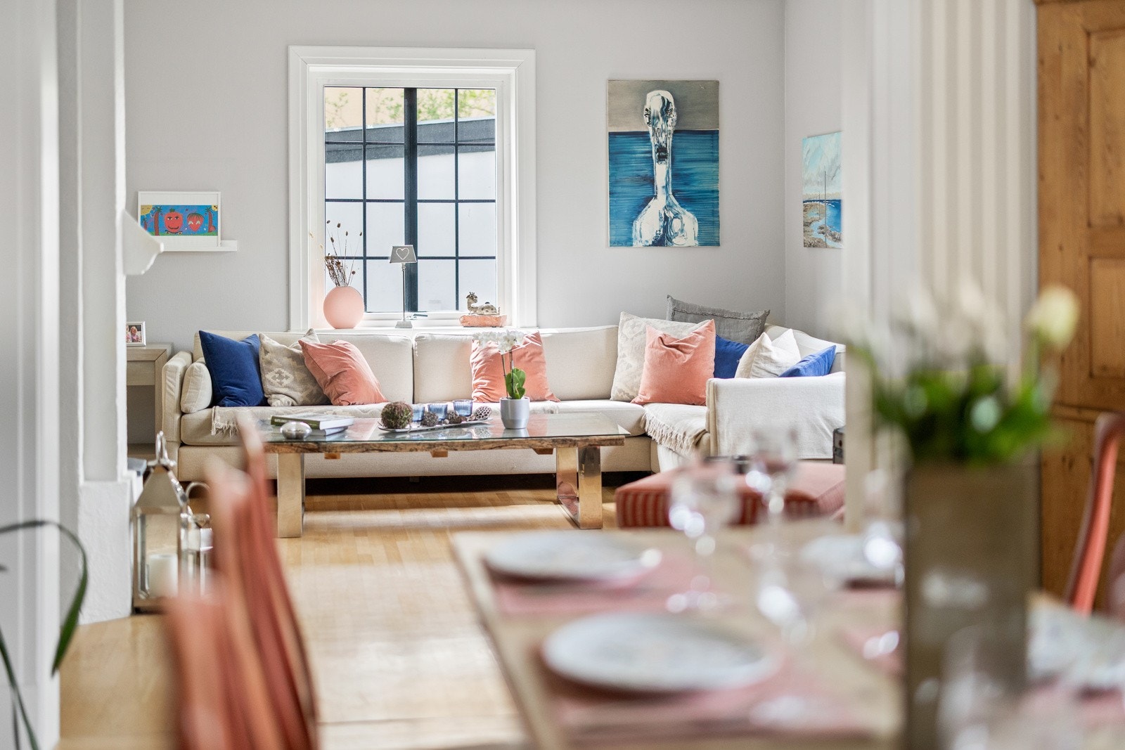 Fra den mer formelle spisestuen, til TV stue med sofaseksjon og videre inn til biblioteksavdelingen. Galleribilde