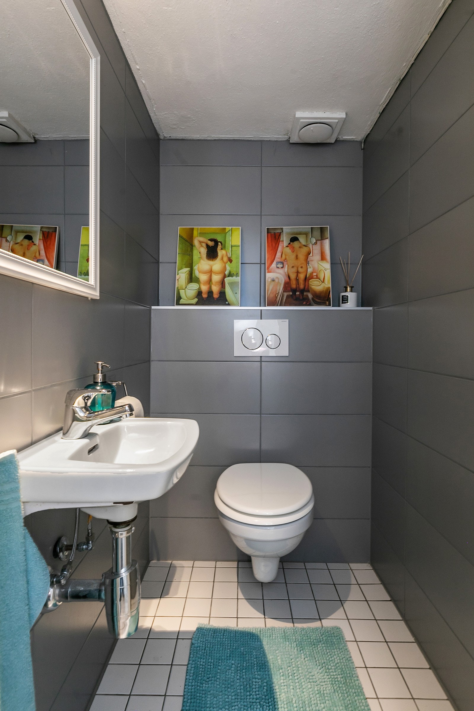 Toalettrom i kjeller. Galleribilde