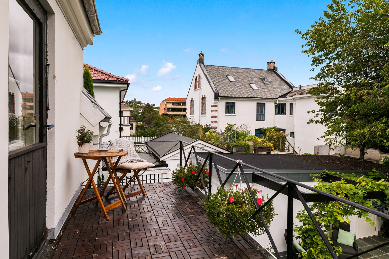 Balkong med utsikt over hagen. Her kan du nyte morgenkaffen i sola! Galleribilde