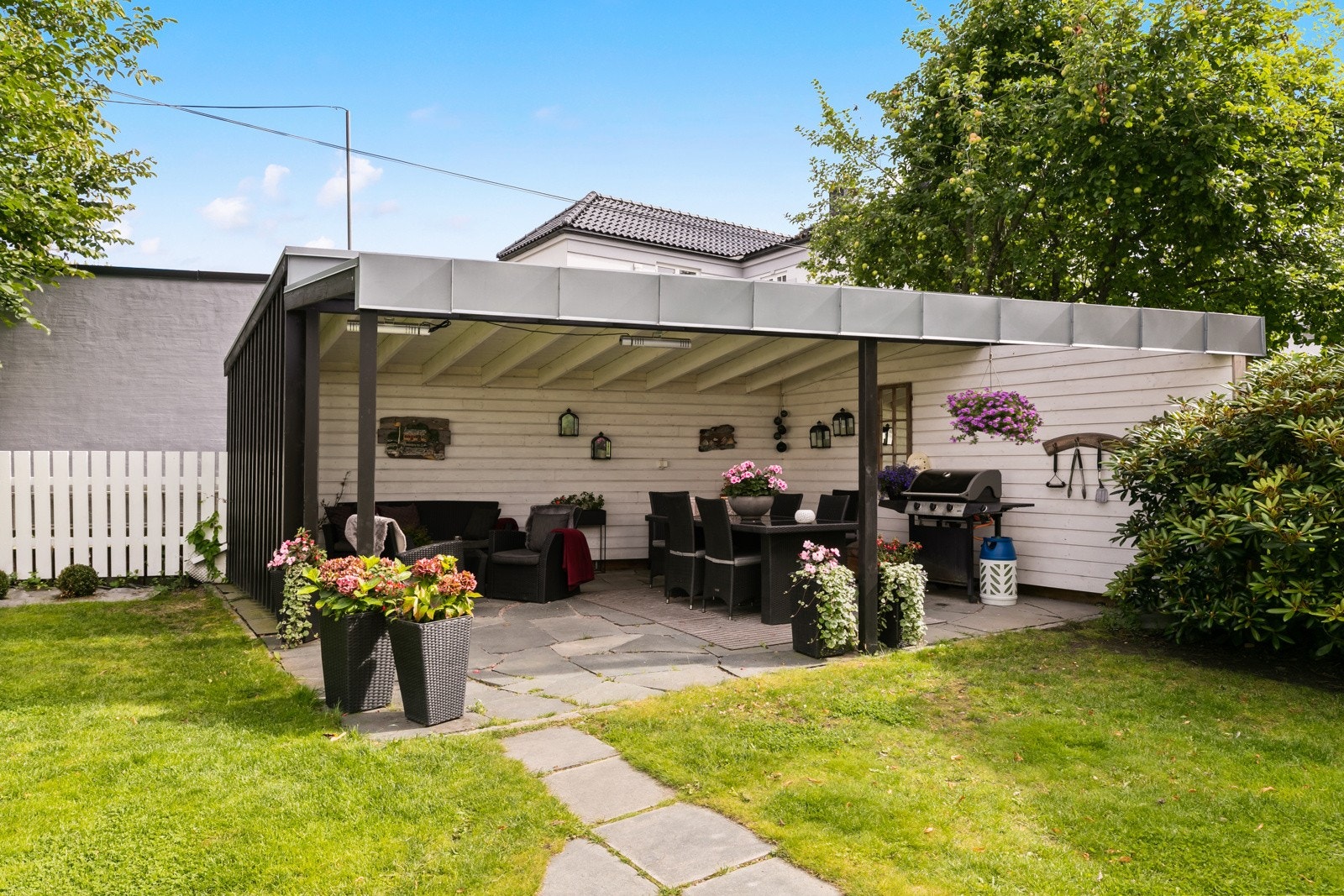 Stor utestue med ulike soner. Varmelamper i tak som forlenger utesessongen! Galleribilde