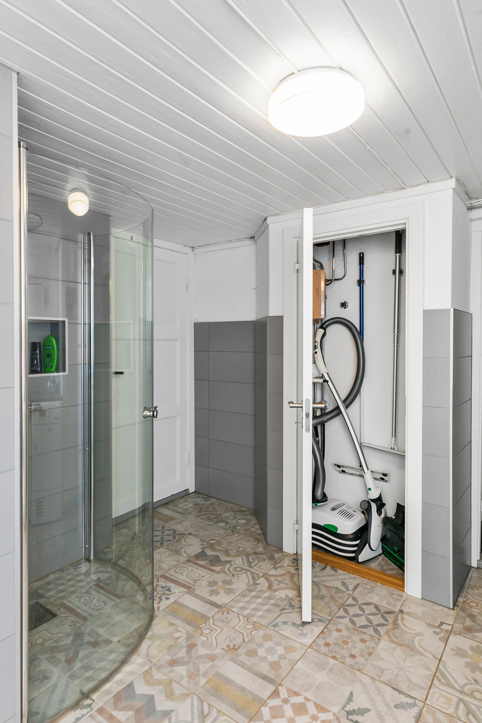 Svært praktisk med egen inngang for barn og ungdommer som kommer hjem fra trening og skal rett i dusjen, eller til vask av hund etter tur. Galleribilde