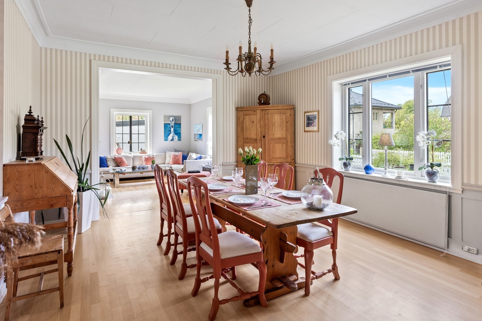 Stuen i første etasje er delt i tre soner for bruk til enhver anledning. Galleribilde