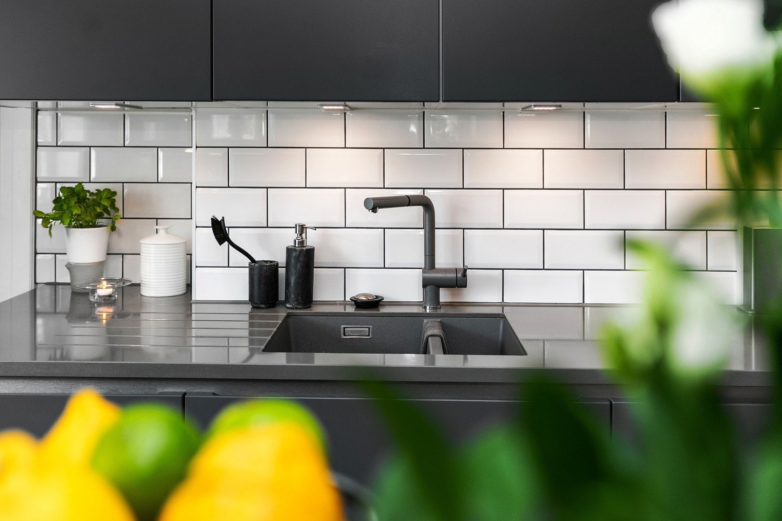 Keramiske fliser over vask. Galleribilde