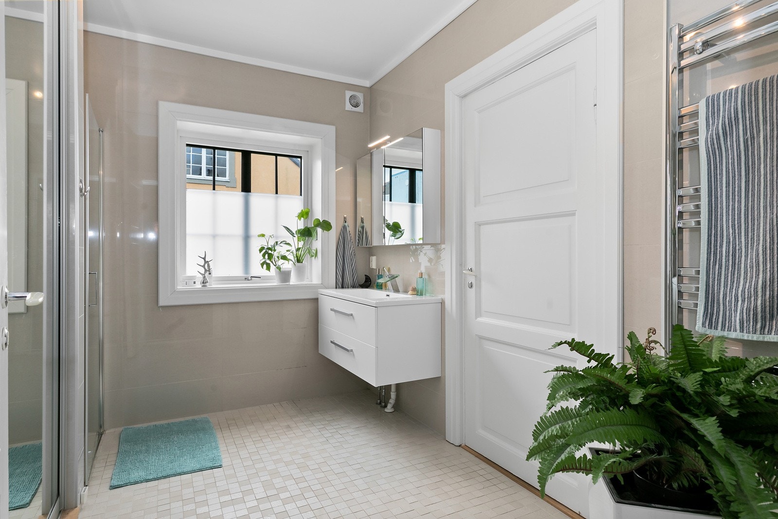 Nytt bad fra 2017. Keramiske fliser på gulv og vegg. Stort integrert skap med speildører og blant annet plassbygde skohyller. Galleribilde