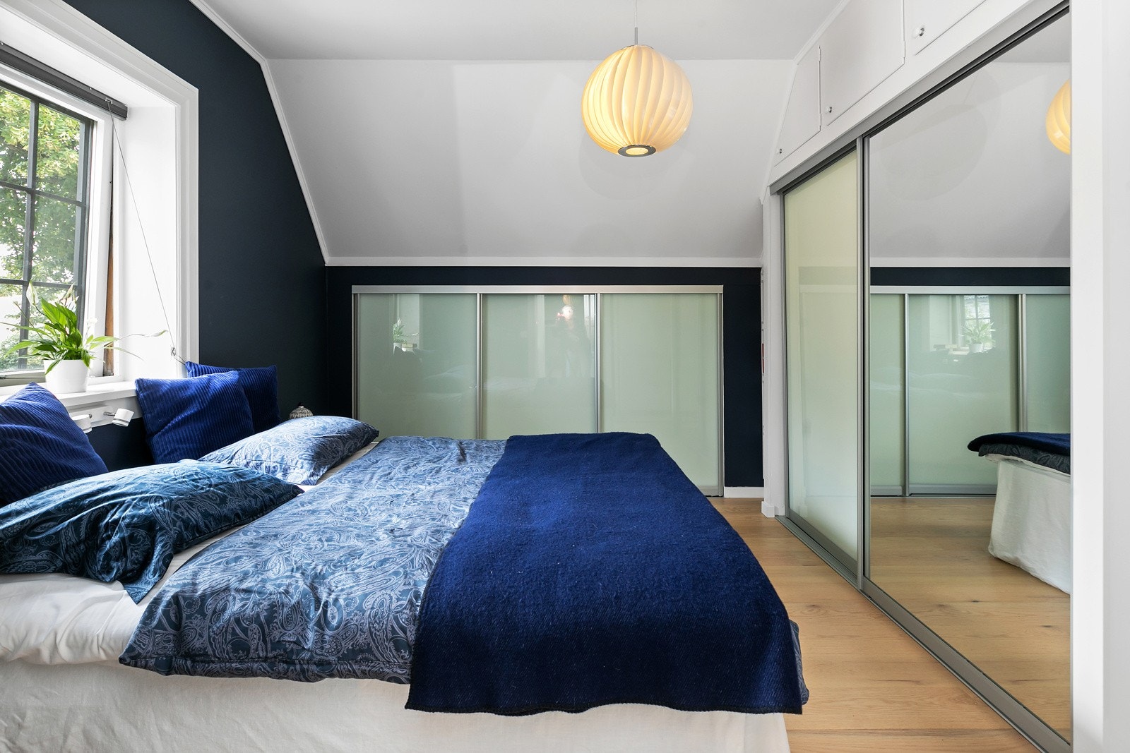 Soverom nr 1. Her finnes plassbygde skap med speil/glassoverflate. Galleribilde