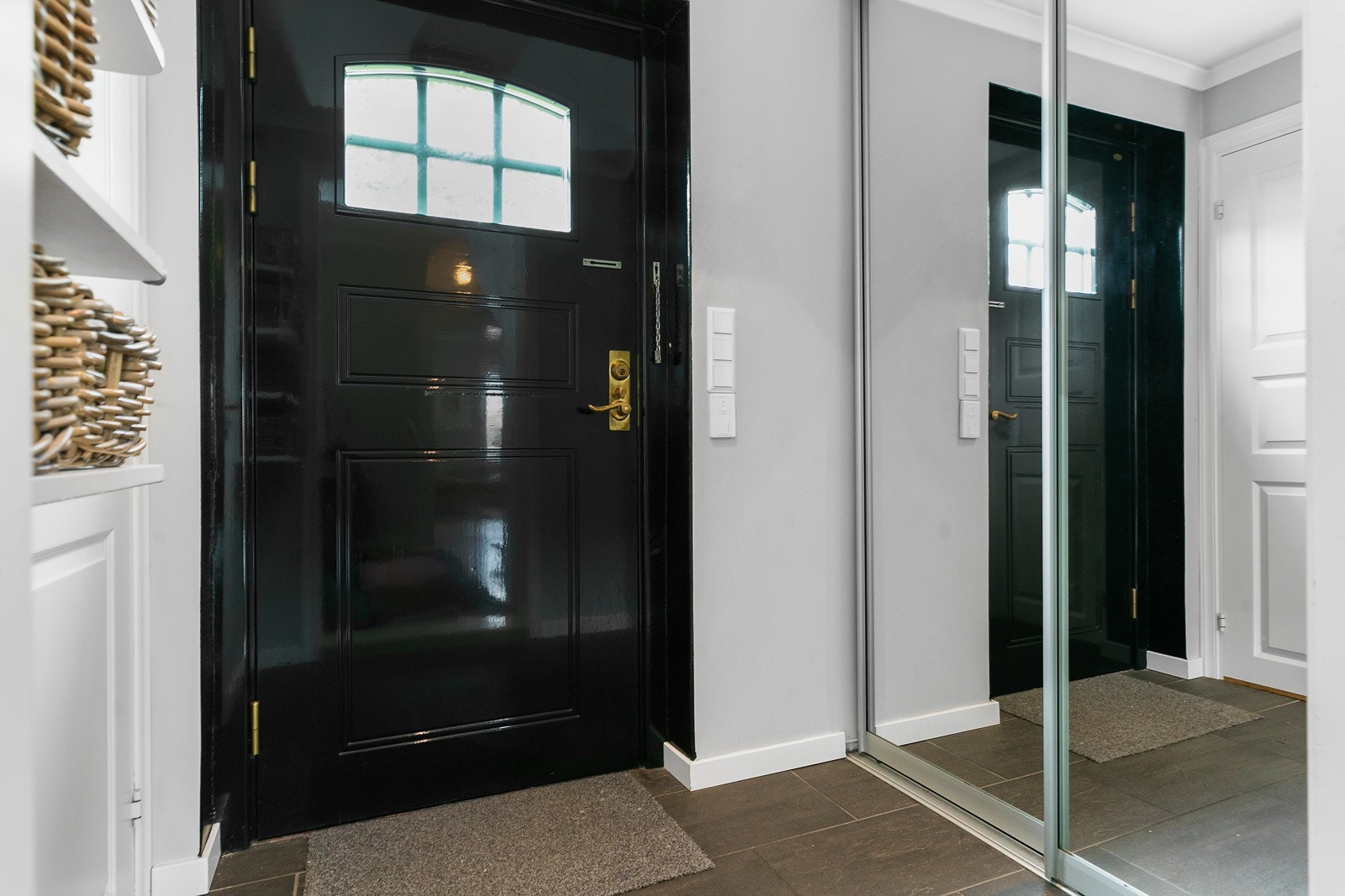 Entré med flislagt gulv, garderobe med speil og vannbåren gulvvarme. Galleribilde