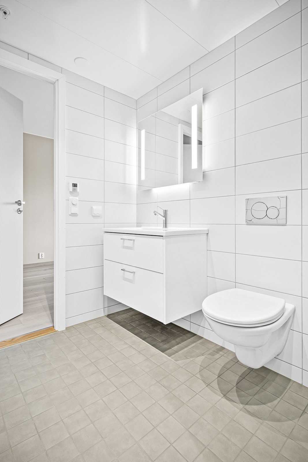 Badet har downlights i tak og gulvvarme Galleribilde