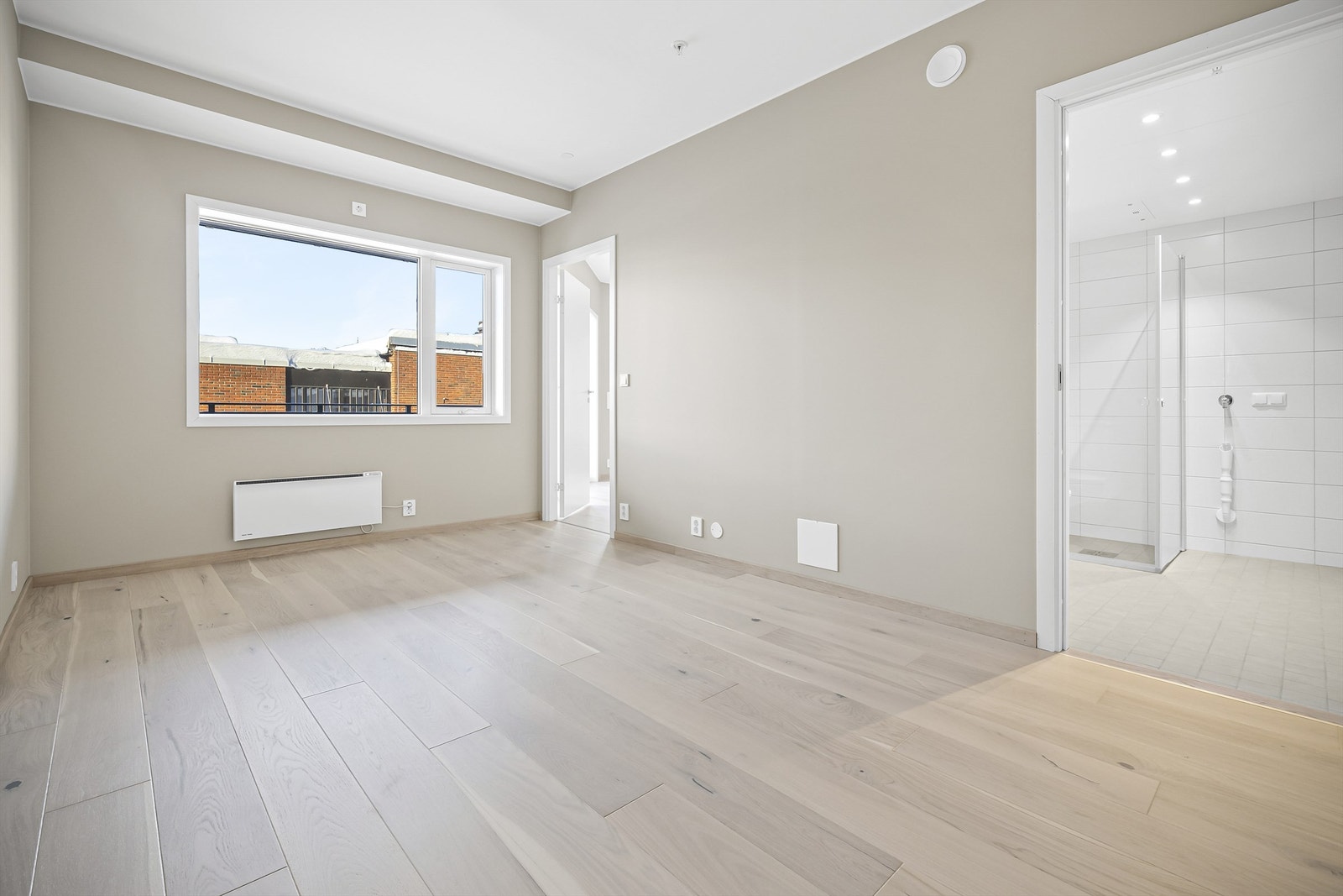 Romslig hovedsoverom (soverom 1) med tilgang til bad Galleribilde