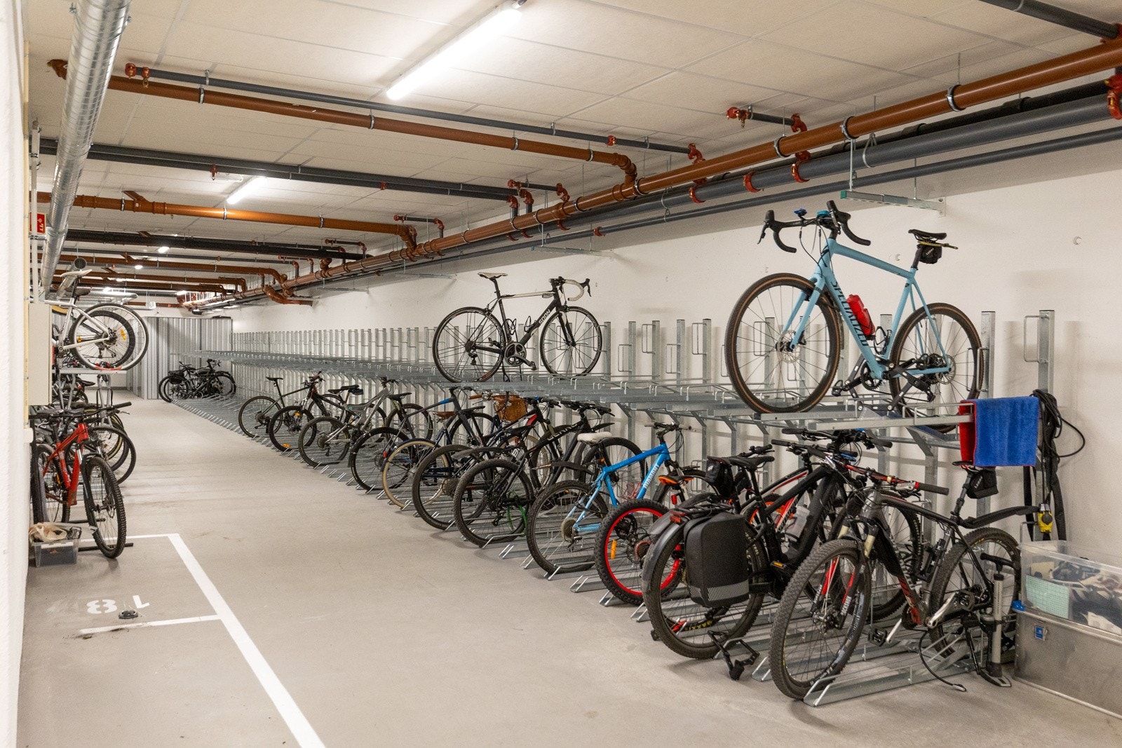 Felles sykkelparkering i kjeller Galleribilde
