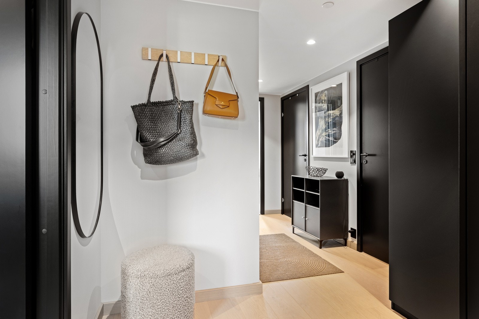 Innbydende entré/gang med garderobeløsning Galleribilde