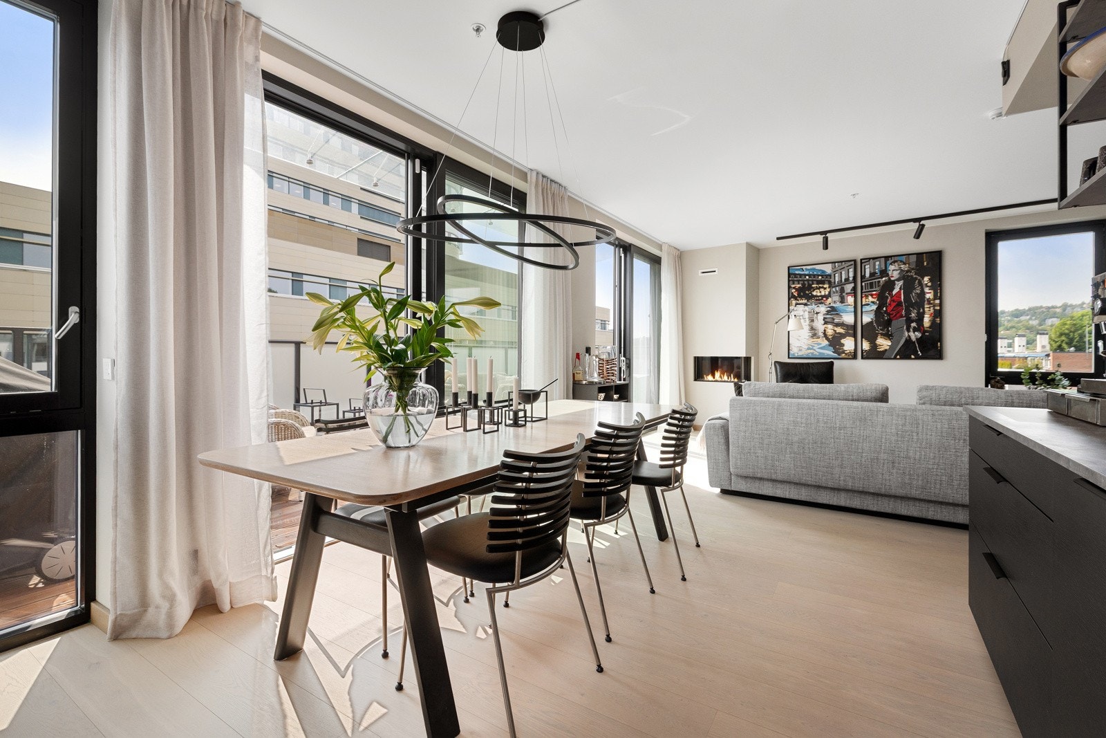 Hyggelig spisesone i tilknytning til kjøkkenet Galleribilde