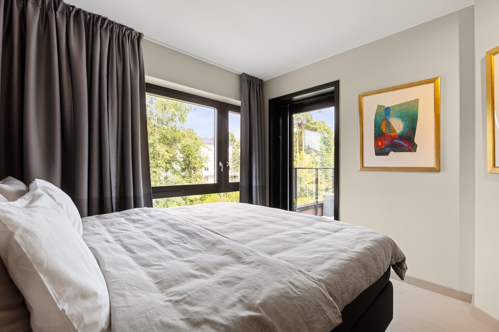 Soverommet vender ut mot stille bakhage Galleribilde