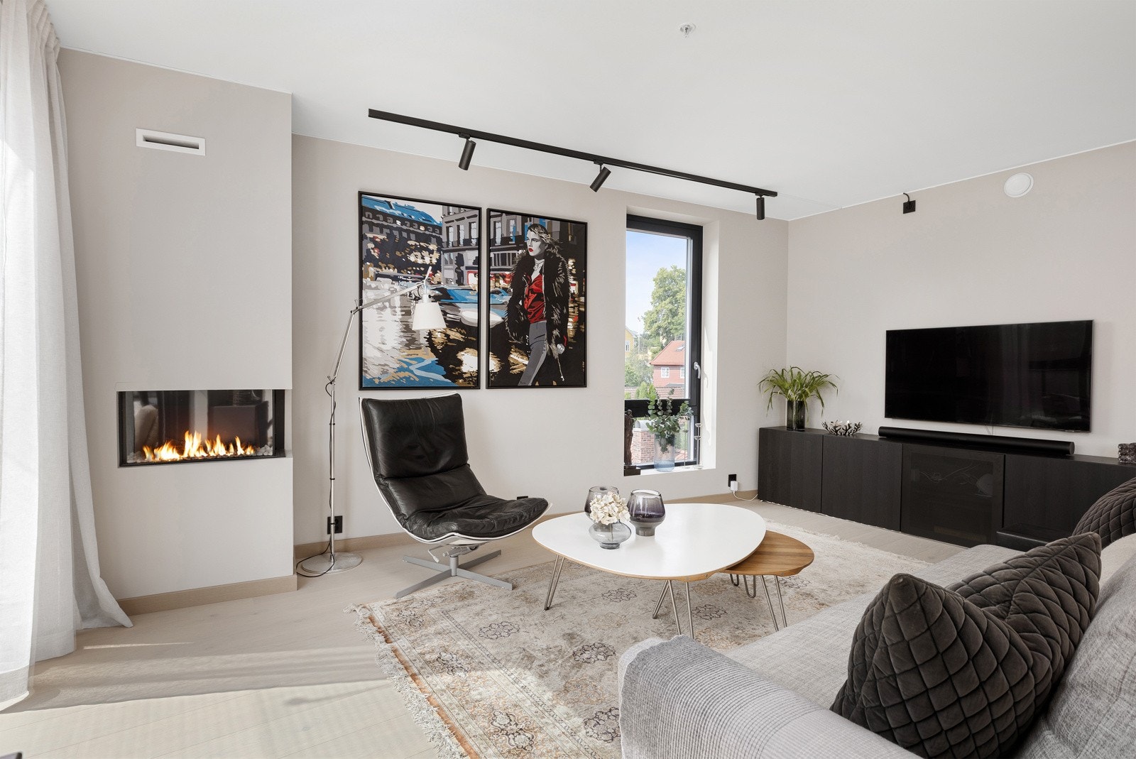 Stuen har romlig og fin utforming Galleribilde