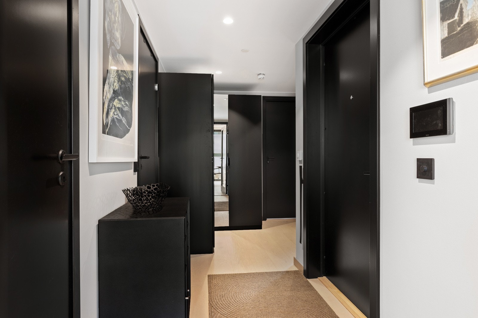 Godt med garderobeskap i gang Galleribilde