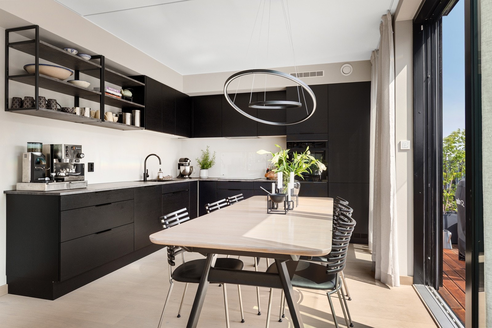 Tidløst og moderne kjøkken fra HTH Galleribilde