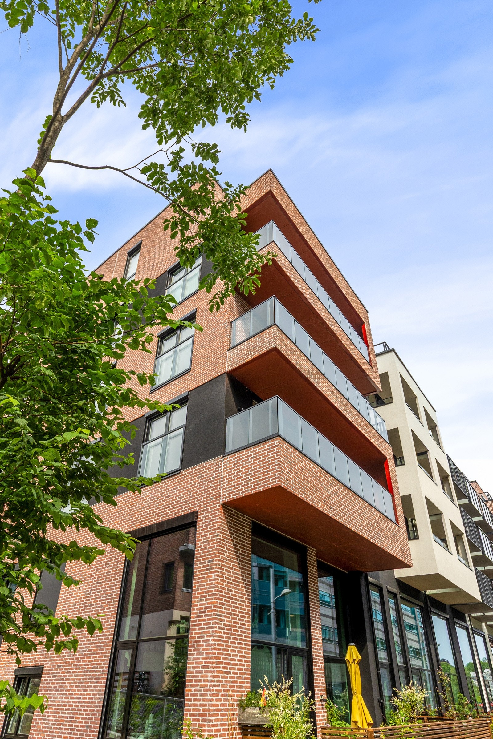 Sameie består av 75 boligseksjoner, 1 næringsseksjon som er næringslokale og 31 næringsseksjoner som er bilparkering, sykkelparkering og boder. Galleribilde