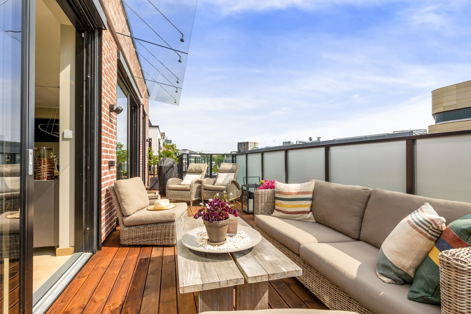 Særdeles solrik uteplass Galleribilde