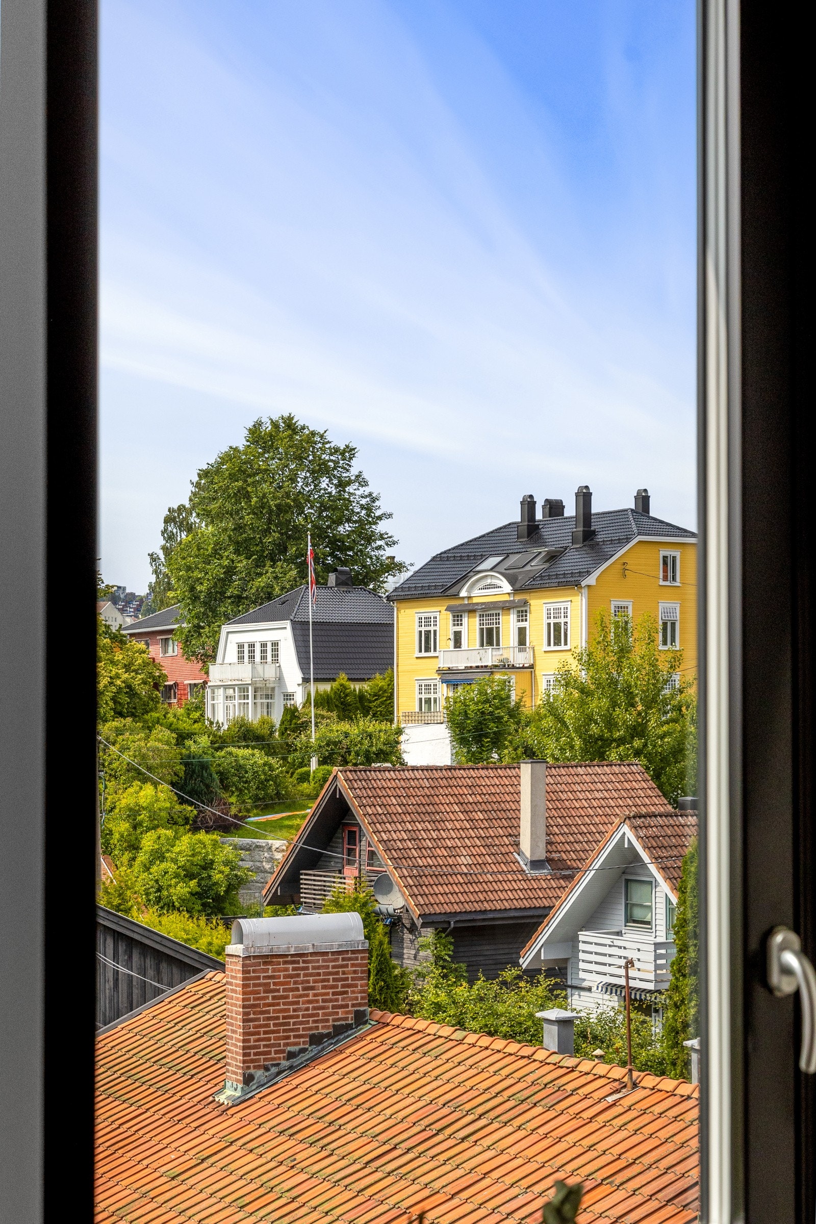 Leiligheten har lysinnslipp fra tre sider. Hyggelig utsyn fra stue Galleribilde