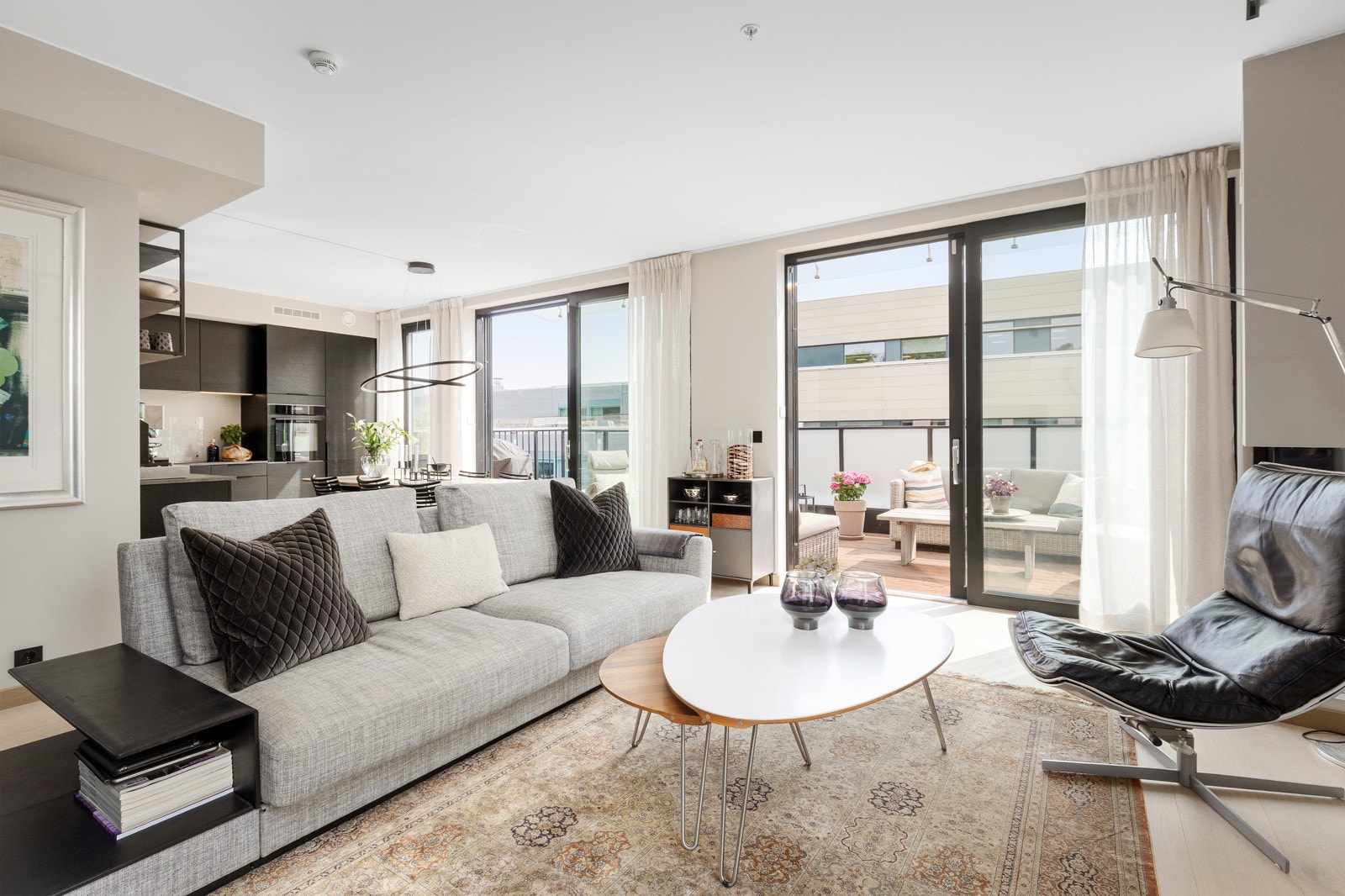 Lys og romslig stue med store vindusflater Galleribilde