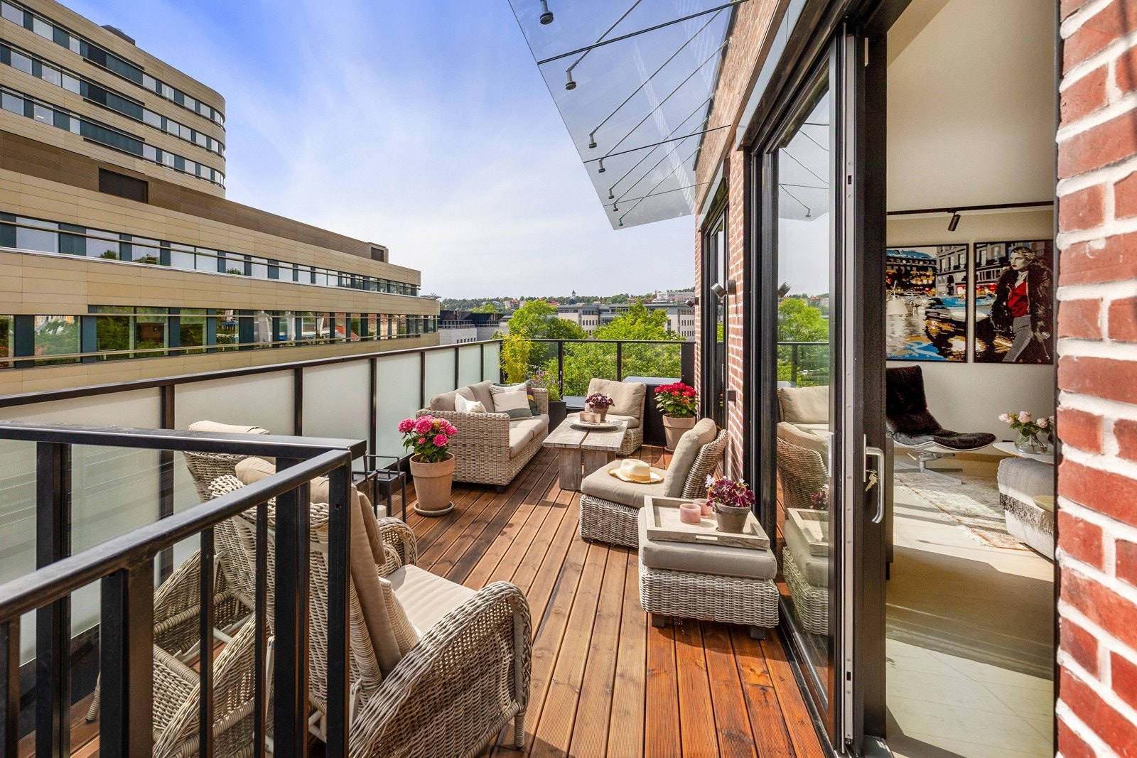 Velkommen til Prinsessealléen 2N - Fra stuen er det utgang via to doble skyvedører som bringer sommeren inn i stuen Galleribilde