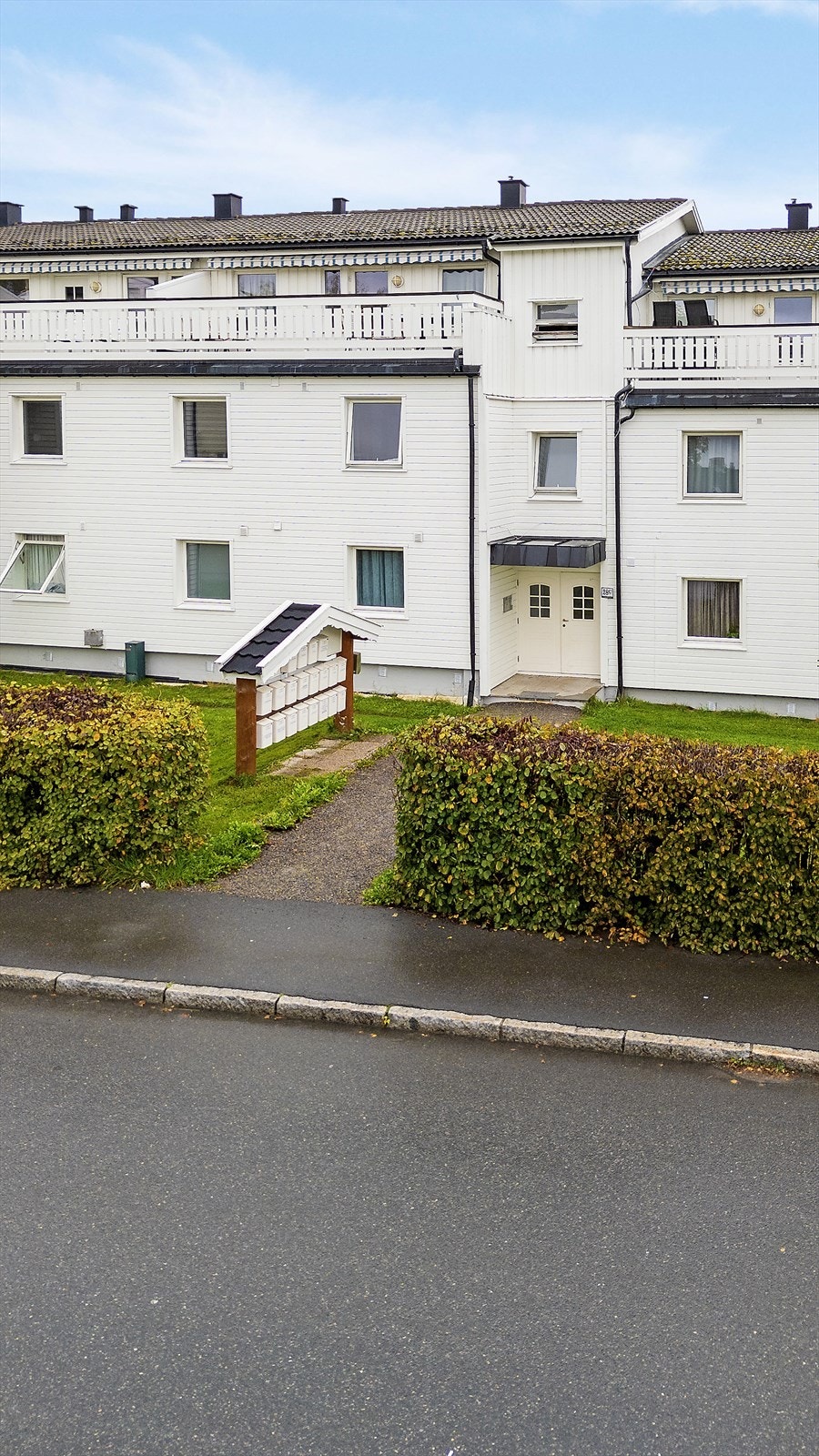 Inngangsparti med postkasser. Galleribilde