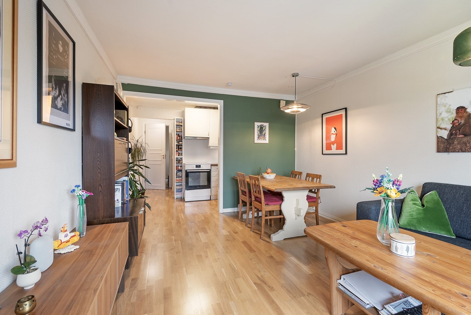 Delvis åpen løsning mellom kjøkken og stue. Galleribilde