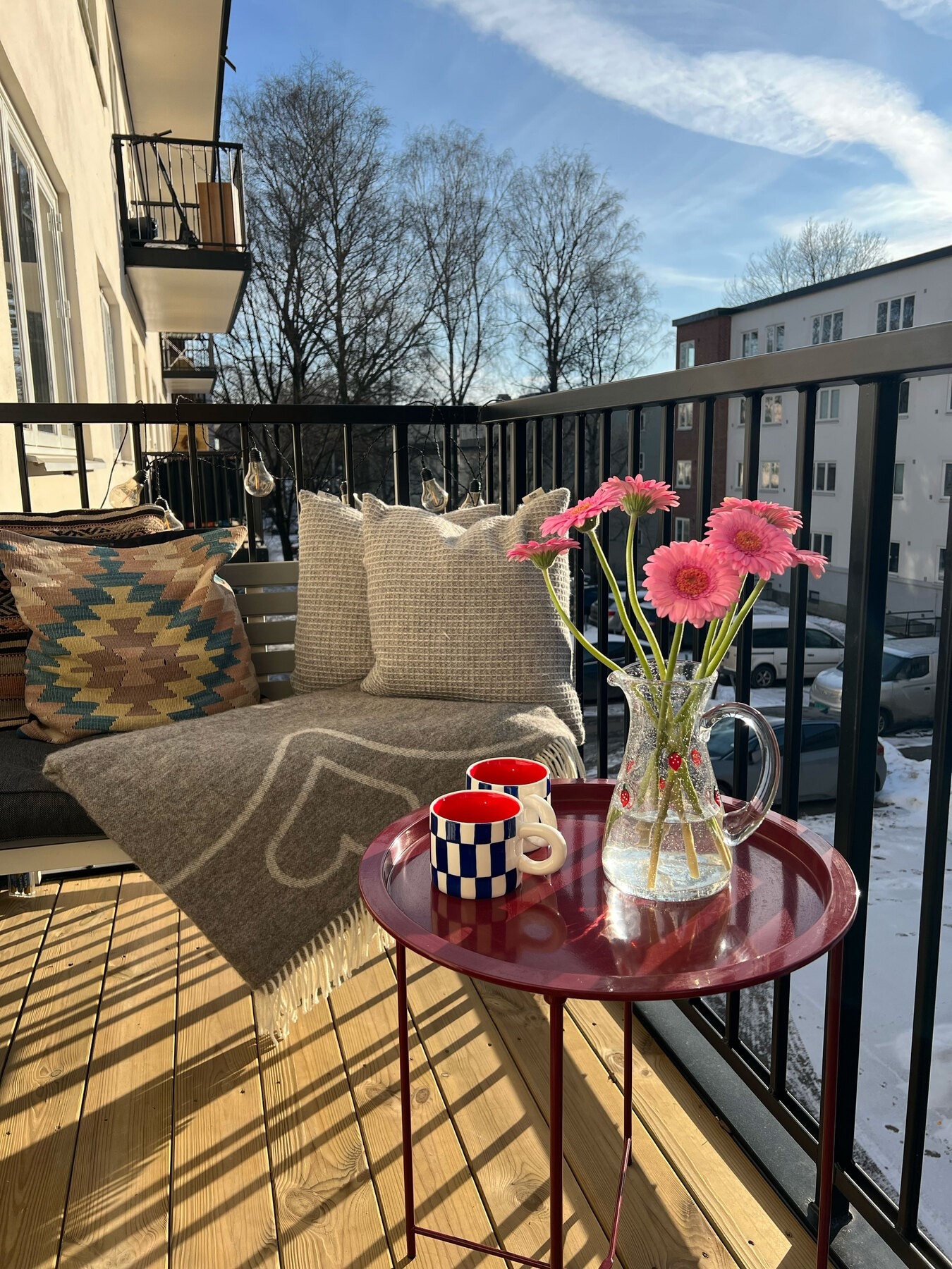 Balkongen ble oppført i regi av sameiet i 2025. Nyt solen store deler av dagen på den sydvendte balkongen. Galleribilde