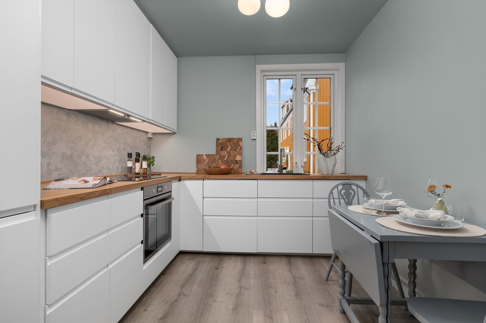 Stilrent og moderne kjøkken med integrerte hvitevarer. En praktisk og flott løsning. Kjøkkenet er nytt fra 2021. Galleribilde