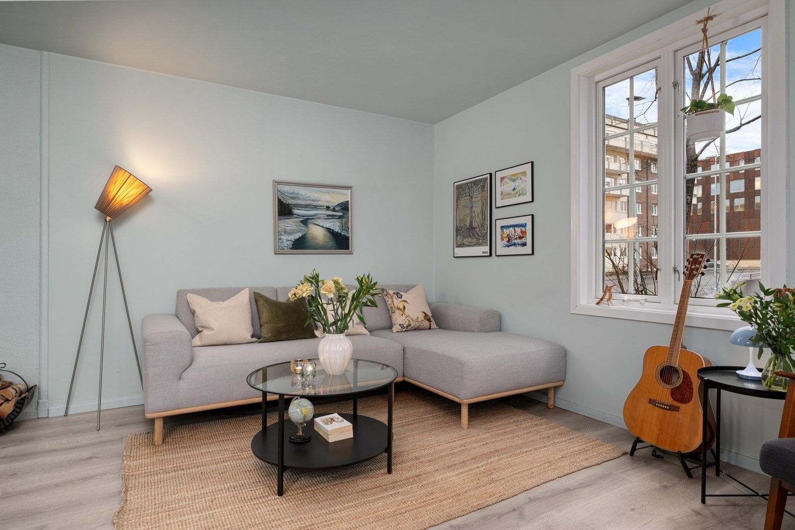 Stue med god møbleringsfrihet og plass til både sofagruppe og spisebord. Galleribilde