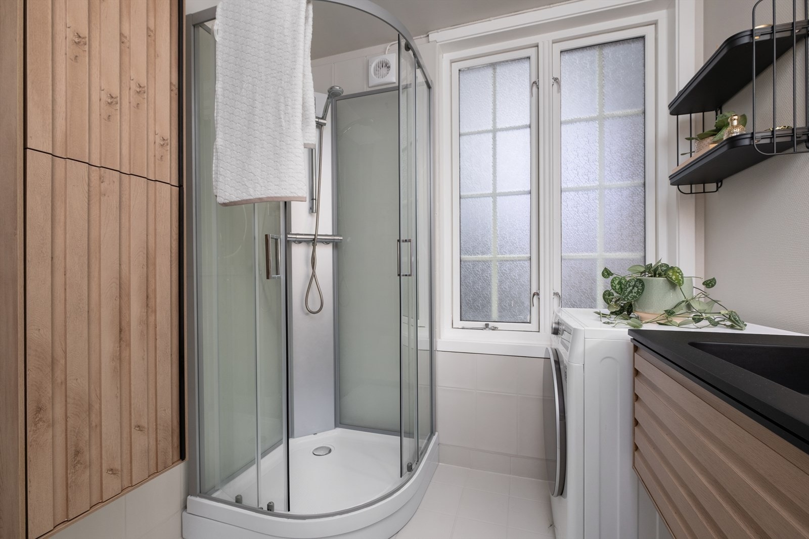 Badet er på 4,7 m² og har varmekabler i det flislagte gulvet Galleribilde