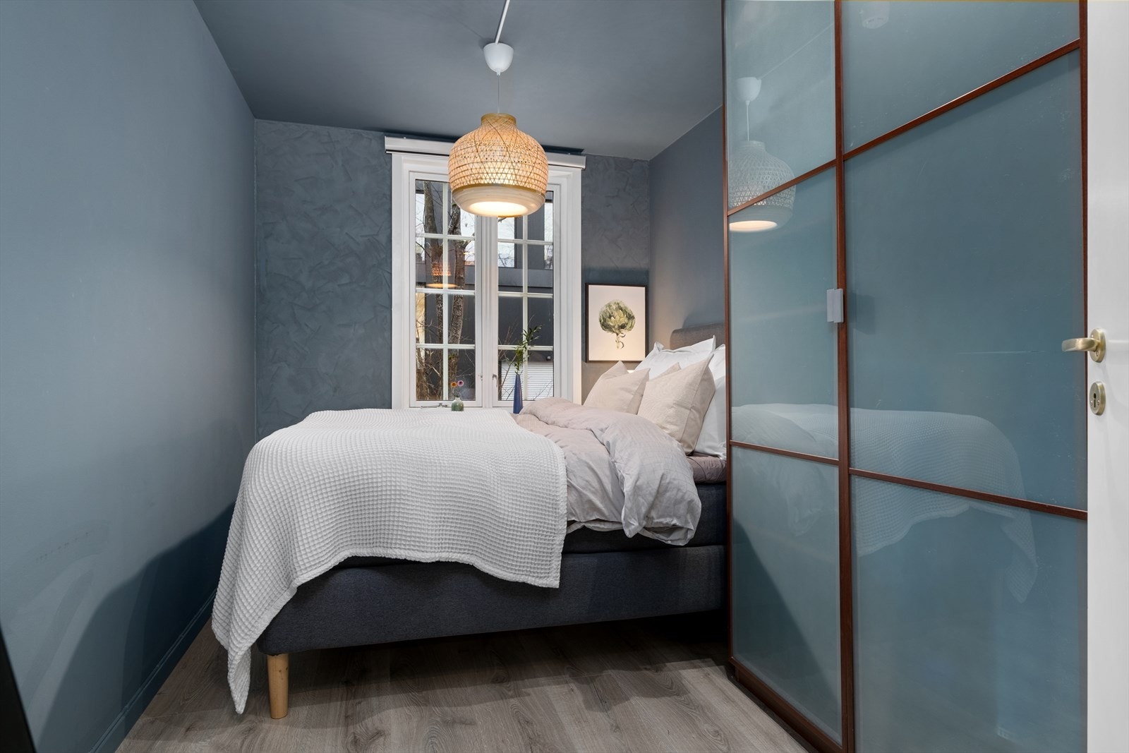 Lekkert soverom på 9,7 m² med gjennomført fargepalett og god plass til dobbeltseng. Et rolig og stilrent rom med behagelig atmosfære. Galleribilde