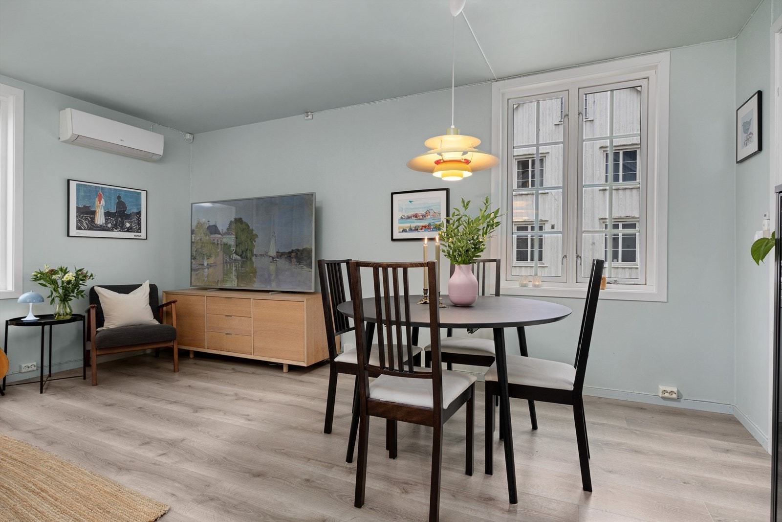 I sonen mellom stuen og kjøkkenet passer det perfekt med spisestue. Her er det bare å invitere til hyggelige lag! Galleribilde