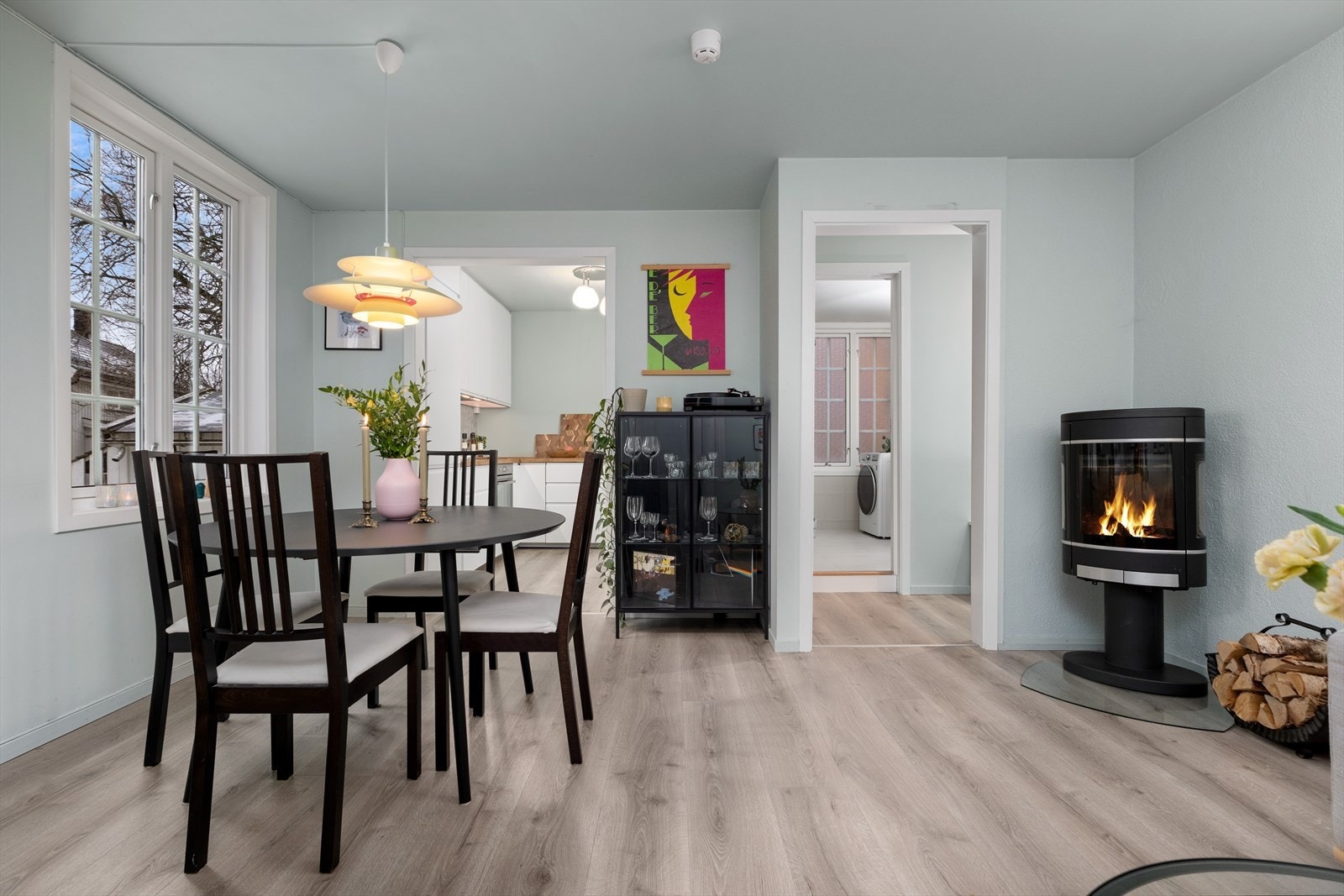 En romslig og delvis åpen stue- og kjøkkenløsning på totalt 28,7m². Galleribilde