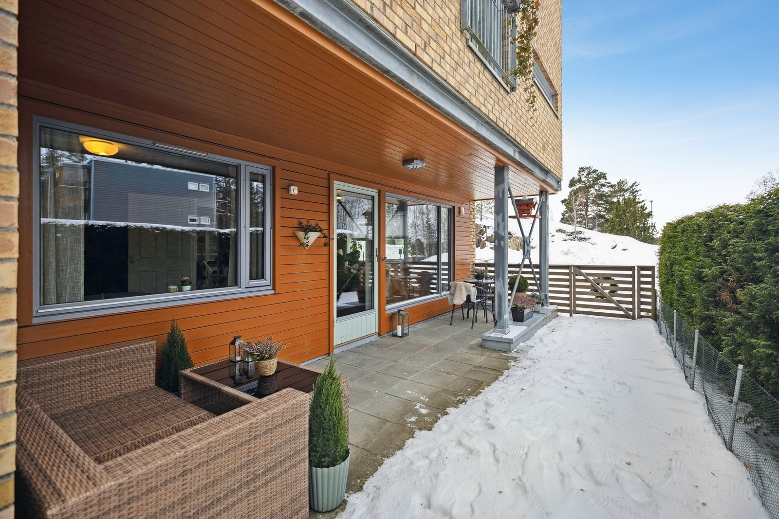 Her er det god plass til ulike sittegrupper og grill Galleribilde