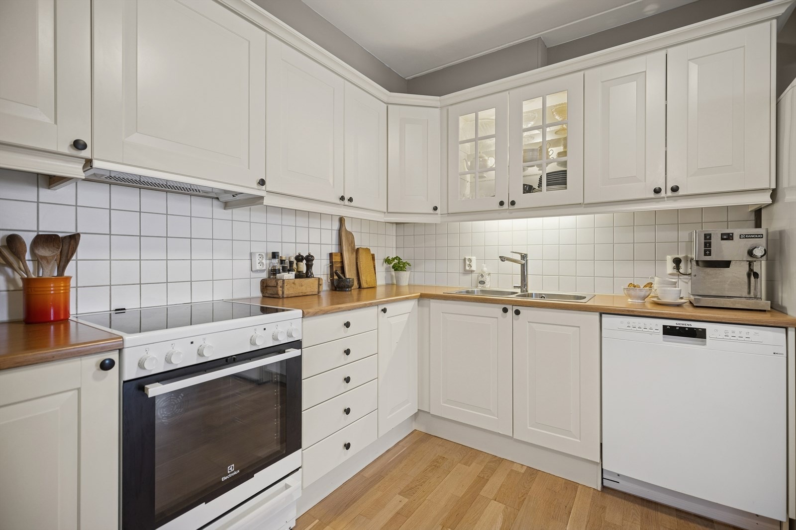 Kjøkkenet er utstyrt med laminert benkeplate, komfyr, oppvaskmaskin og avsatt plass til kjøleskap - hvitevarer på kjøkken medfølger handelen Galleribilde